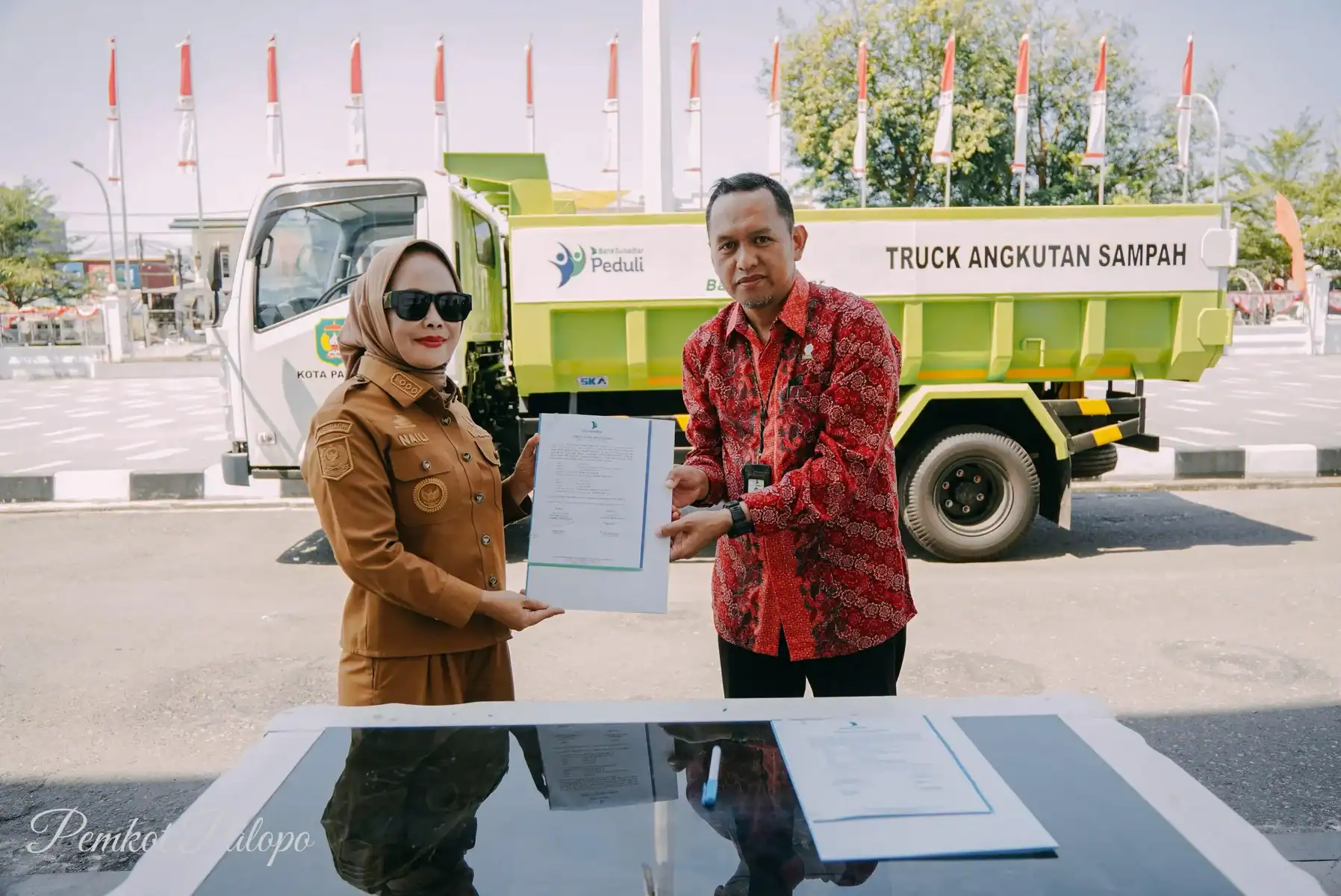 Bank Sulselbar Serahkan Satu Unit Truk Sampah ke Pemkot Palopo, Idham Haliq: Perkuat Armada Kebersihan