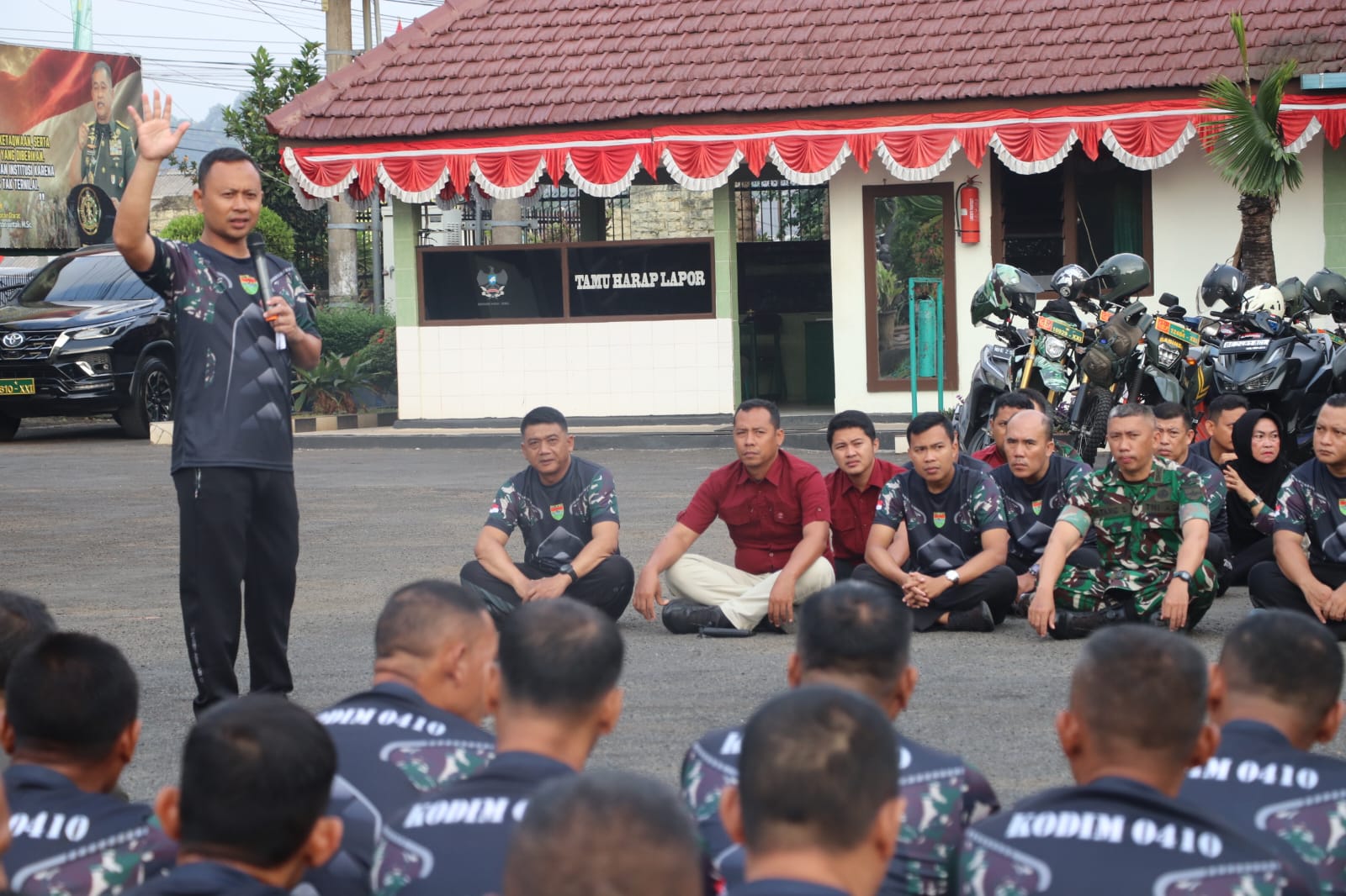 Dandim 0410/KBL Kolonel Roni Hermawan Tekankan Profesionalisme Babinsa di Tengah Lomba HUT ke-81 RI