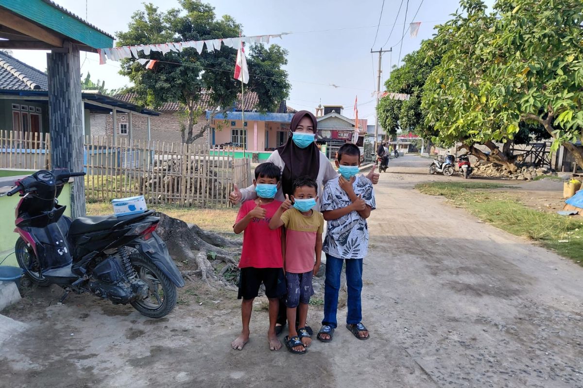 Bidan Desa di Pulau Sebesi Lamsel Bagikan Masker Gratis ke Warga Antisipasi Abu Vulkanik Gunung Anak Krakatau