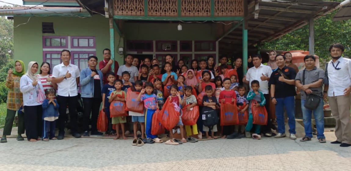 WK Kampoeng Mempawah Rayakan Satu Dekade dengan Bagikan Tas dan Alat Tulis ke 24 Anak Desa Malikian