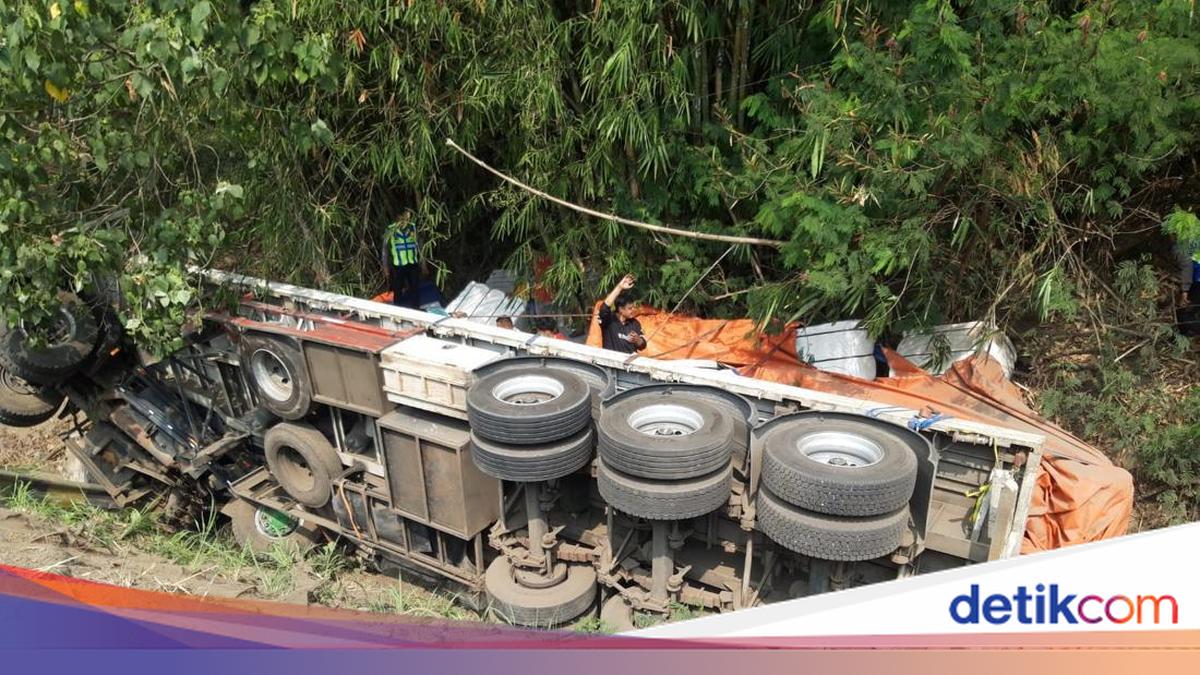 Truk Trailer Masuk Jurang di Jembatan Kenteng Boyolali, Sopir Masih Terjepit dan Dievakuasi Petugas