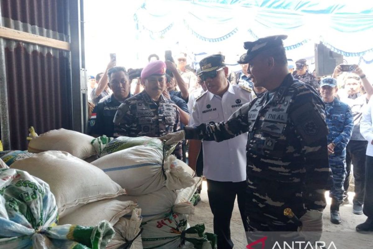 Gubernur Babel Hidayat Arsani Apresiasi TNI AL Gagalkan Penyelundupan 75,7 Ton Pasir Timah ke Malaysia