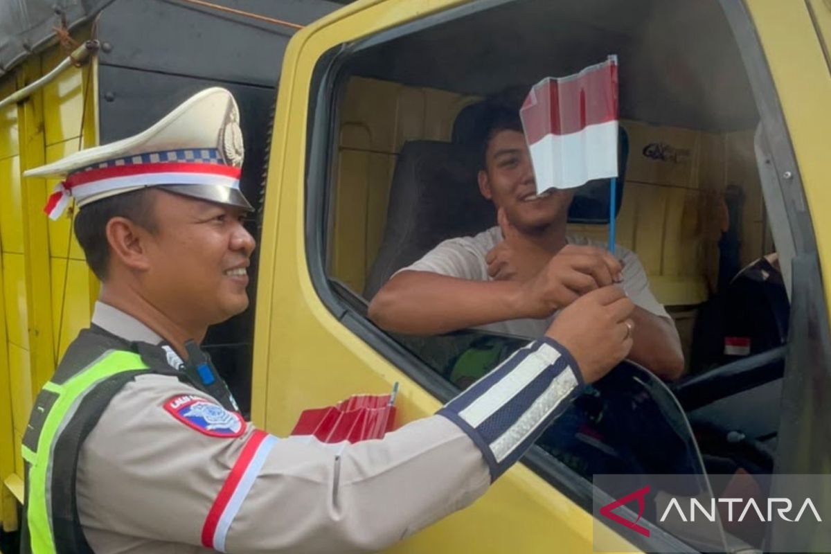 Satlantas Polres Banyuasin Bagikan 1.000 Bendera Merah Putih di Jalan Lintas Timur Sumatera, Pengendara hingga Pejalan Kaki Dapat