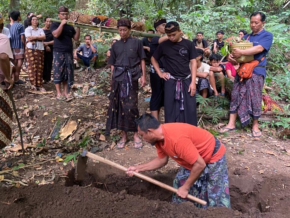 Tradisi Kubur di Sema Desa Tigawasa Buleleng Kini Dibayangi Tumpukan Botol Plastik, Warga Terbelenggu Mitos