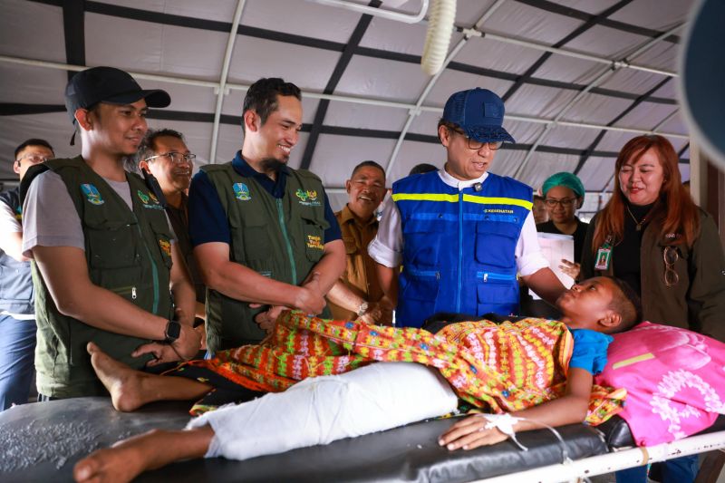 Menkes Tinjau RSUD Ruteng yang Rusak Akibat Gempa NTT, Operasi Korban Patah Tulang Dialihkan ke Tenda Darurat