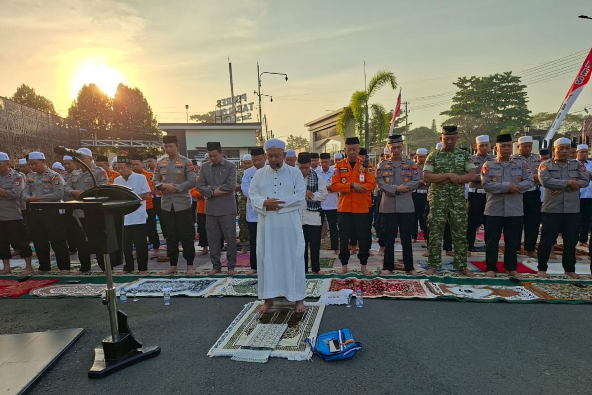 Polres Tabalong Pimpin Sholat Istisqo dan Doa Bersama, Bupati Ingatkan Warga Soal Karhutla