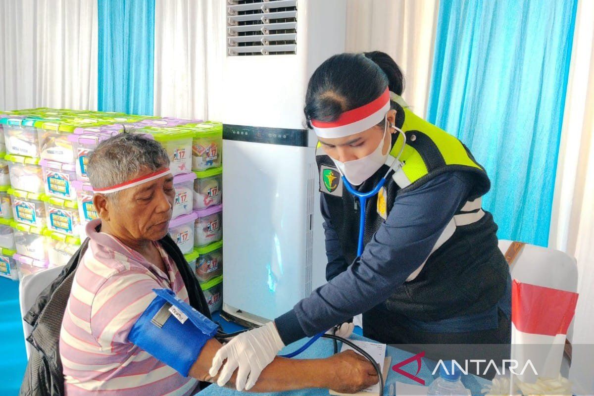 Polda Sumut Gelar Pemeriksaan Kesehatan Gratis untuk 70 Warga Desa Maduma Samosir, Cek Darah hingga Gigi