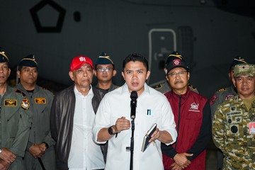 Seskab Teddy dan Mensos Berangkatkan 5 Pesawat TNI AU Angkut 65 Ton Logistik untuk Korban Gempa NTT