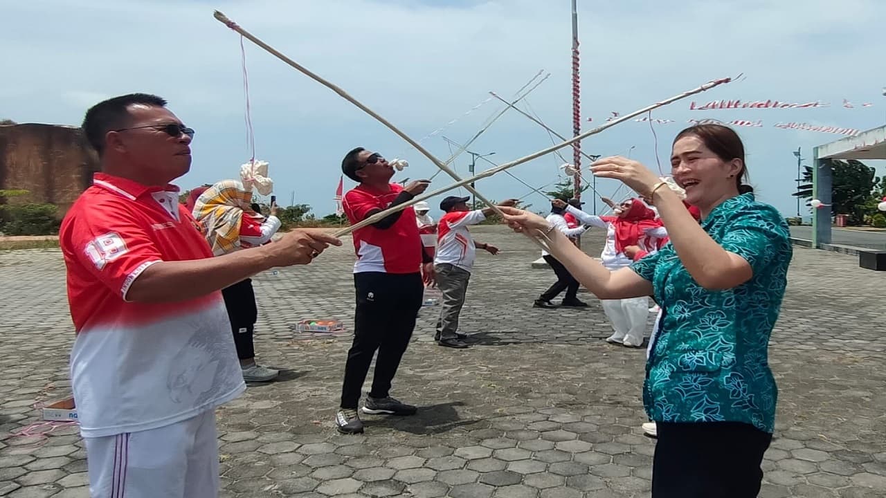 Bupati Anambas Aneng Ikut Lomba Makan Kerupuk di Lapangan Apel Kantor Bupati, ASN Bersorak Sorai