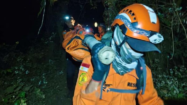 Tim SAR Gabungan Evakuasi Jenazah Pendaki 16 Tahun yang Jatuh ke Kawah Gunung Slamet