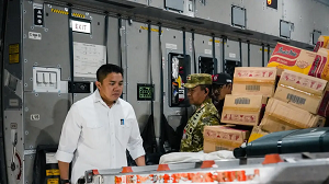 Pemerintah Kirim 253 Ton Logistik ke NTT, Lima Pesawat Diberangkatkan Rabu Subuh