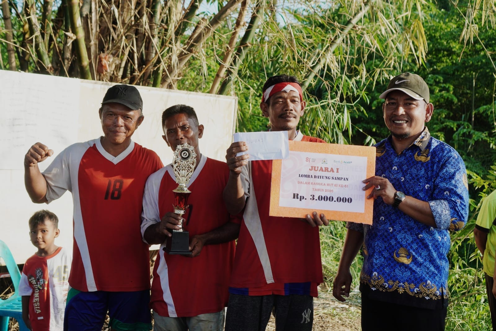 Badak Berendam II Pantai Perlak Juarai Lomba Dayung Sampan HUT RI di Aceh Tamiang