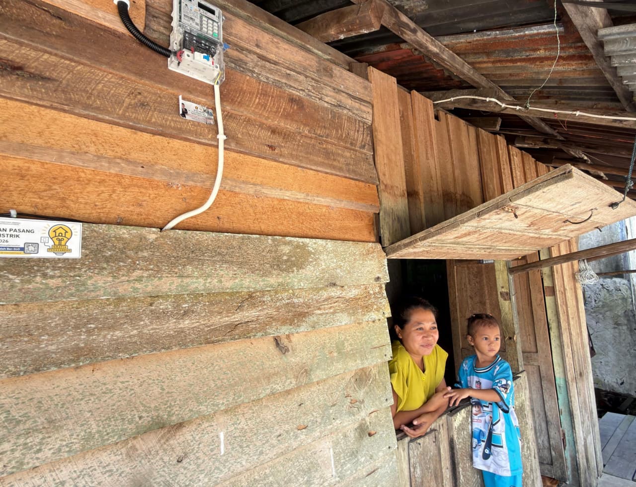 Setahun Andalkan Genset, 251 Warga Desa Muara Baru Kubu Raya Kini Terima Sambungan Listrik Gratis PLN