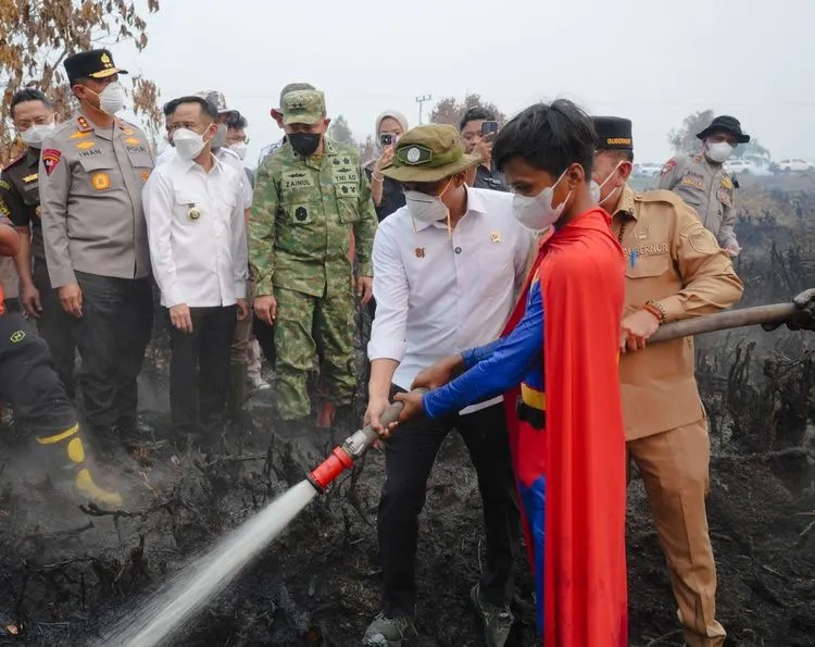 Menhut Raja Juli Tinjau Karhutla di Palangka Raya, 1.464 Kejadian dan 239 Hotspot Masih Terpantau