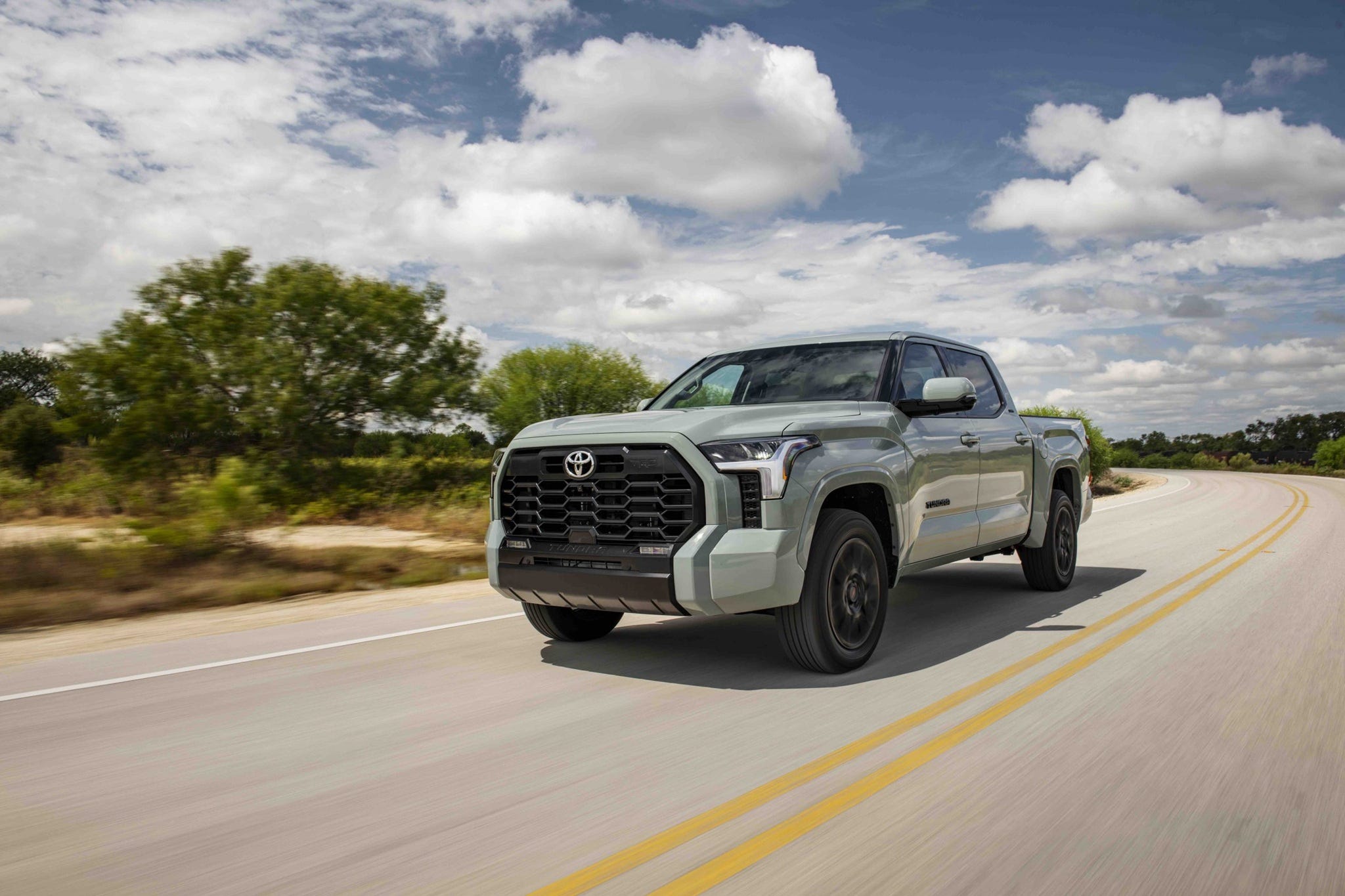 Toyota Recall Tundra V6 3.4 Twin-Turbo, Teknisi Uji Bearing Mesin Pakai Palu Plastik