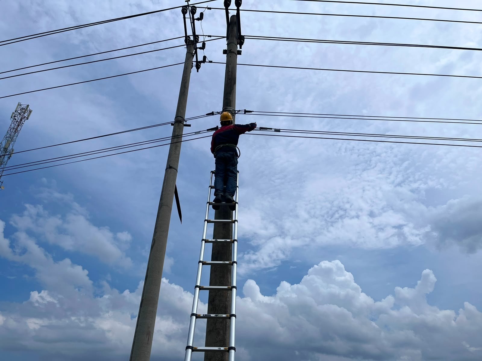 PLN Icon Plus Benahi Ratusan Meter Jaringan Fiber Optik di Pangkalan Kerinci, Cegah Gangguan Koneksi Pelanggan