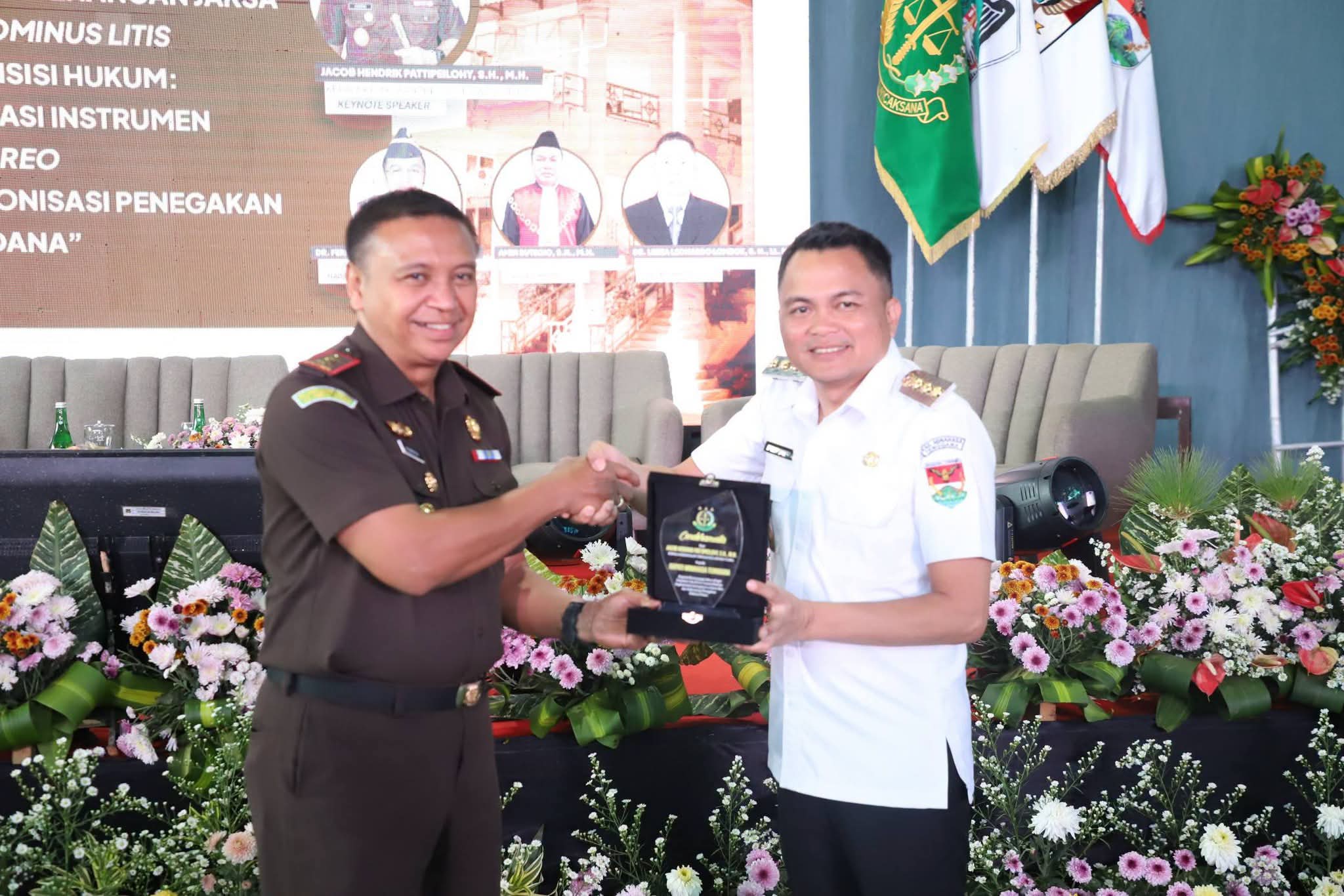 Bupati Ronald Kandoli Hadiri Seminar Hukum Kejati Sulut di Tomohon, Bahas Reposisi Kewenangan Jaksa di Era Transisi Hukum