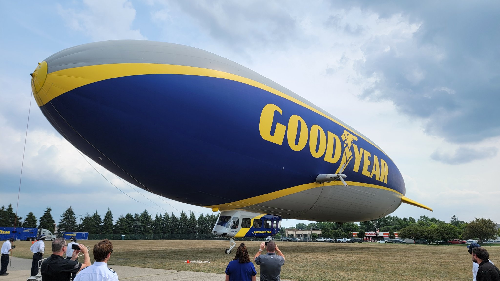 Terbang dengan Goodyear Blimp: Sensasi Seperti Naik Kapal di Udara
