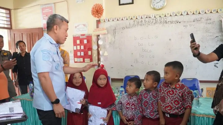 Bupati Jeneponto Bagikan Seragam Sekolah hingga Buka Pelatihan Nugget Ikan, Wagub Tinjau Rumah Produksi Garam