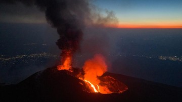 Gunung Etna Erupsi dan Disambar Petir, Ini Risiko Nekat Mendaki Gunung Vulkanik Aktif di Italia
