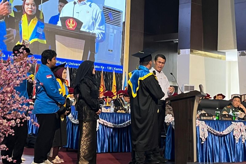 Mentan Amran Siapkan Traktor dan Bibit Gratis untuk Lulusan Untad Palu: 