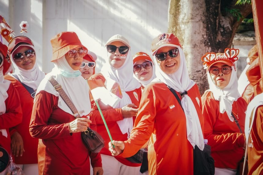 Komunitas Ibu-Ibu di Banjarbaru Rayakan HUT ke-81 RI dengan Lomba Serok Duit dan Jalan Santai