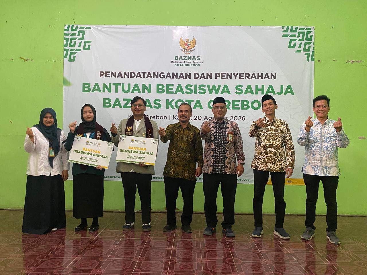 BAZNAS Kota Cirebon Serahkan Beasiswa Sahaja ke 10 Mahasiswa Kurang Mampu, Ada Syarat Jadi Duta Zakat