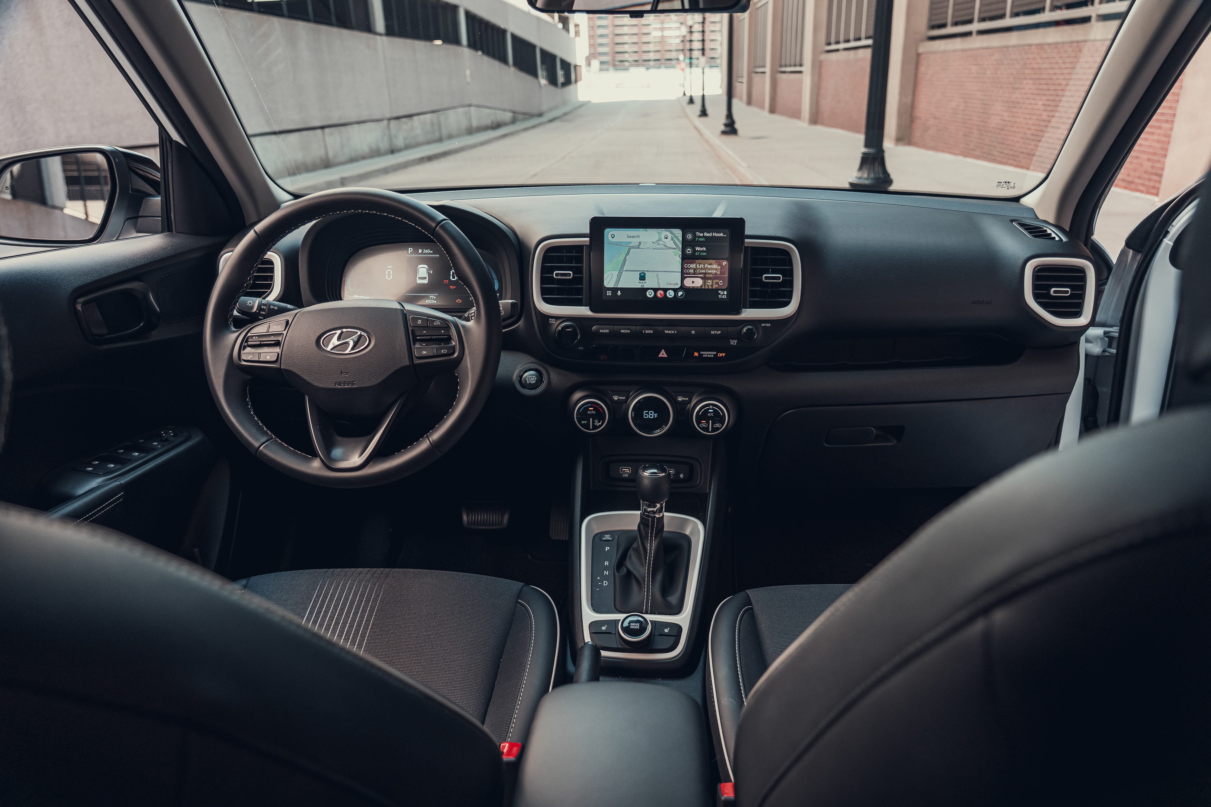 Review Interior Hyundai Venue 2026: Material Keras Tapi Fitur Layar Sentuh 8 Inci Standar di Semua Varian