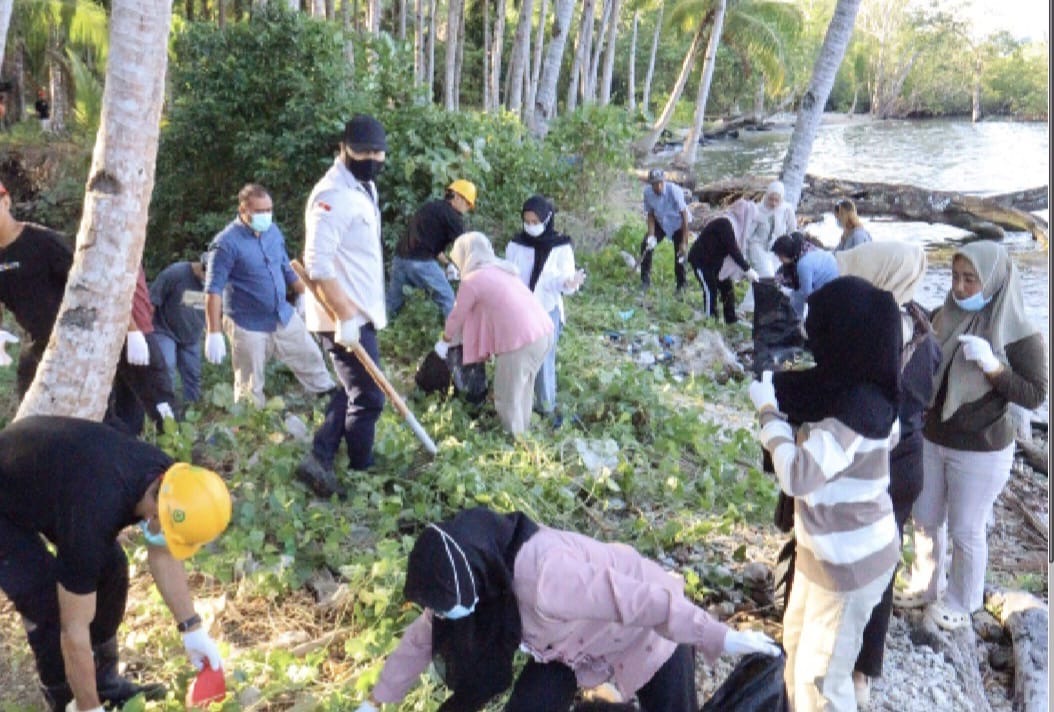 PT GMM dan Warga Halmahera Selatan Gotong Royong Bersihkan Pesisir Pantai Harun, Sampah Dipilah Sebelum Dikelola