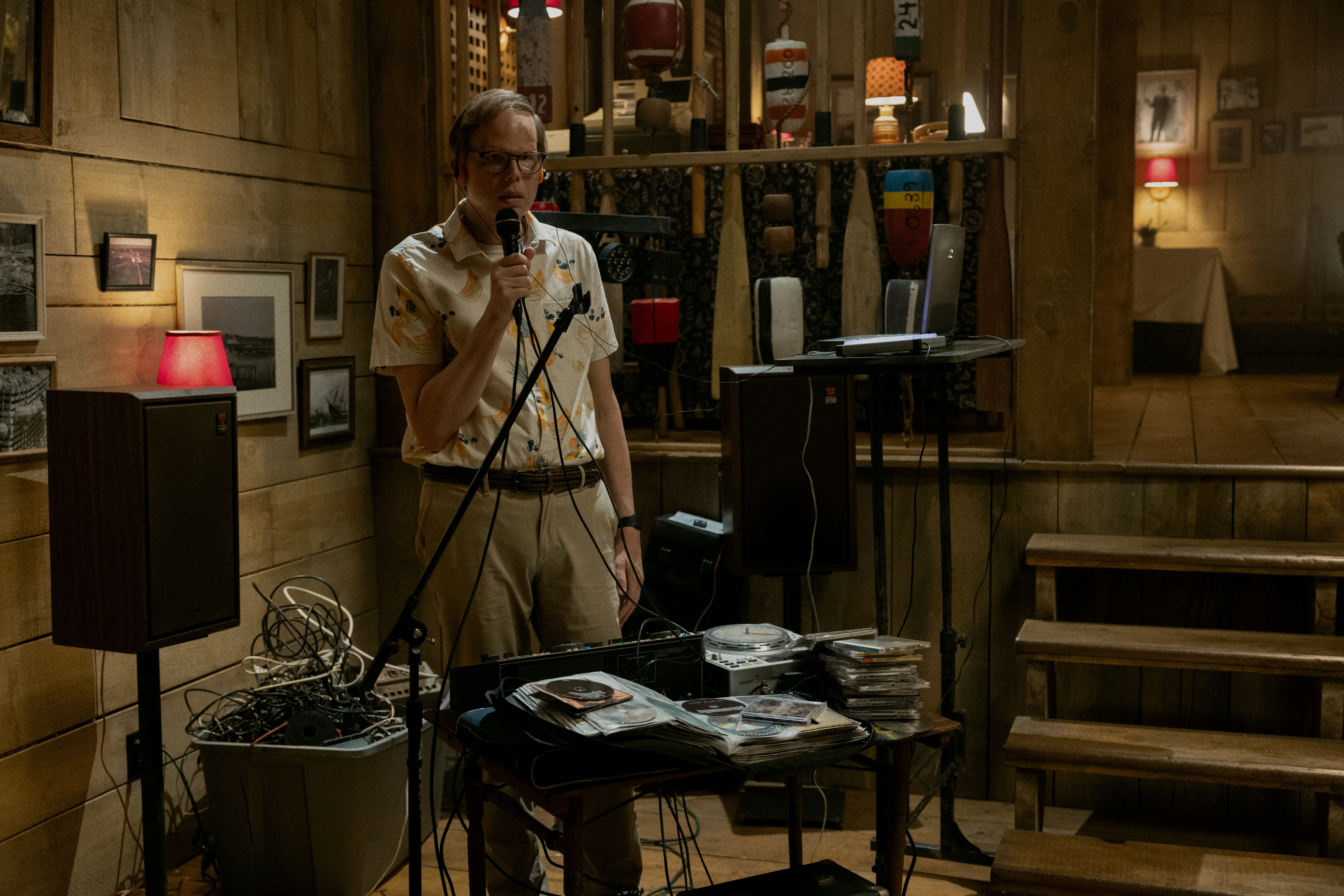 Jeff Hiller Naik Status Jadi Pemain Reguler Widow's Bay Season 2