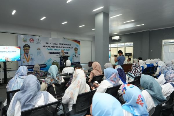 Dekranasda Sulsel dan IWAPI Latih 35 Perajin Perempuan Paotere Olah Kemasan Kerajinan Sisik Ikan