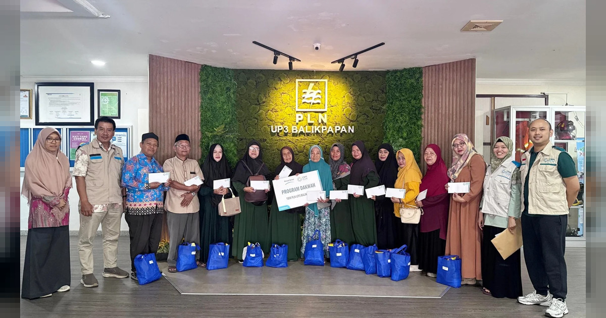 PLN Balikpapan Salurkan Paket Sembako ke 12 Guru Mengaji lewat Program Dakwah YBM
