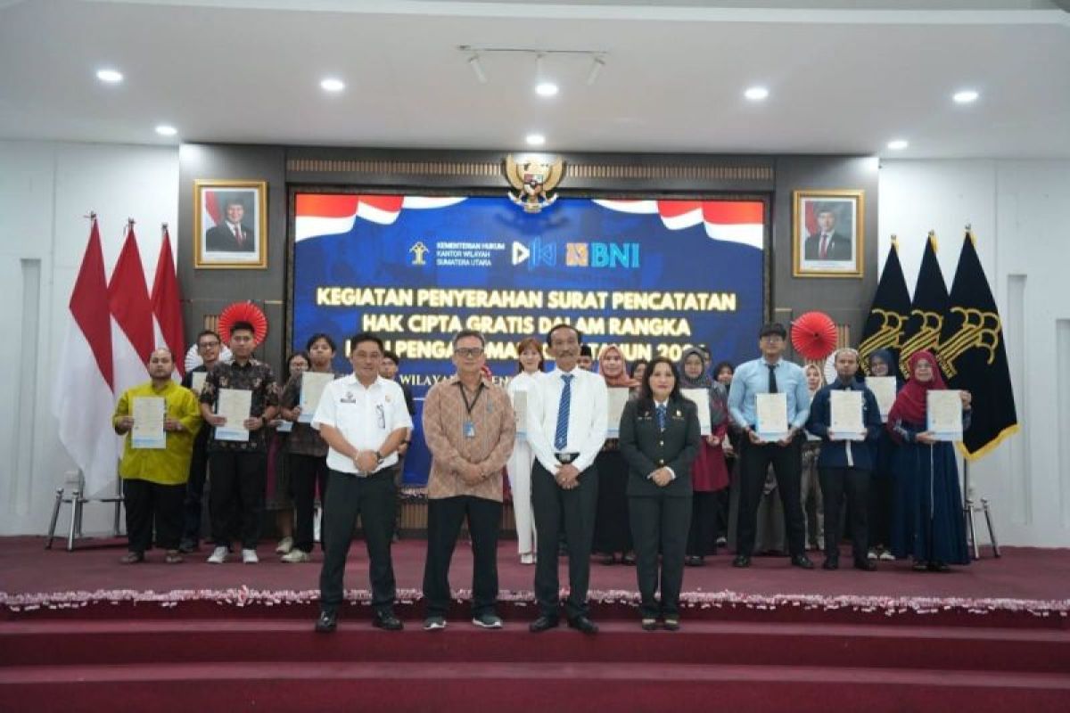 Kanwil Kemenkum Sumut Serahkan 30 Sertifikat Hak Cipta untuk Pegiat Kreatif di Medan, 22 di Antaranya Karya Literasi
