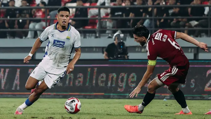 Ragnar Oratmangoen Langsung Angkat Trofi di Debut Pramusim Bersama Persib Bandung