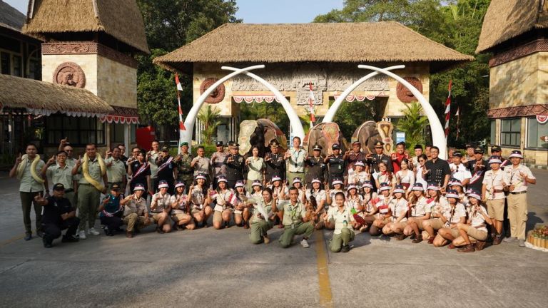 Taman Safari Bali Rayakan HUT ke-81 RI dengan Upacara Bendera Melibatkan Gajah hingga Reptil