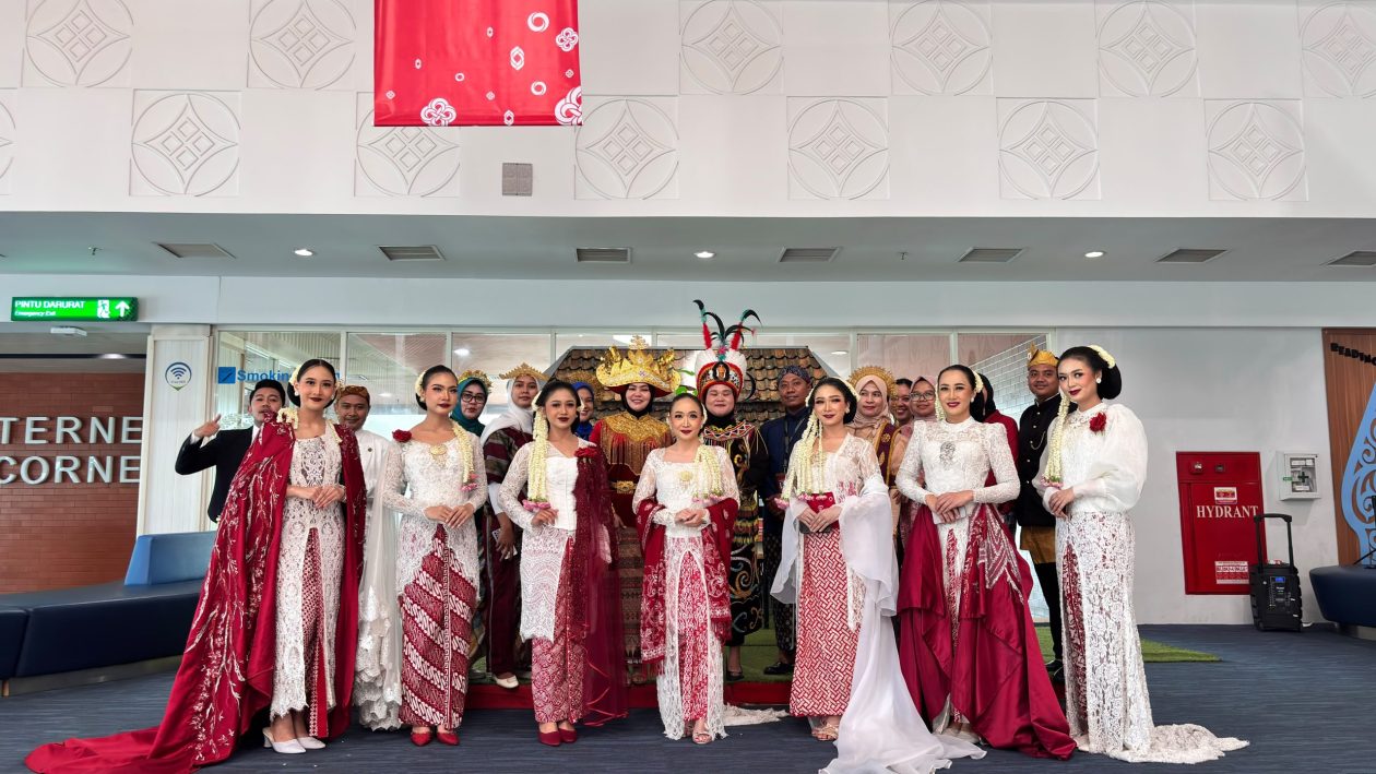 Bandara Adi Soemarmo Solo Gelar Fashion Show Jawa Kontemporer dan Kirab Budaya untuk HUT ke-81 RI