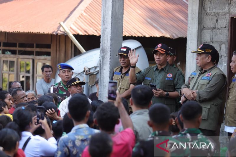Kepala BNPB Suharyanto Tinjau Langsung Penyintas Gempa di Ende, Pastikan Bantuan Rumah Rusak Ringan Rp15 Juta hingga Hunian Tetap Tersalur