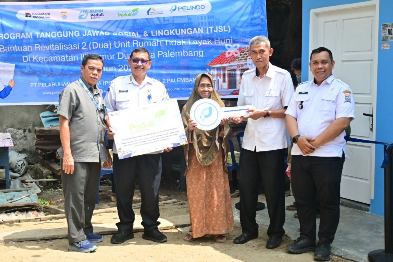 Pelindo Regional 2 Palembang Revitalisasi 2 Rumah Warga di Ilir Timur II, Serahkan Kunci ke Dua Keluarga