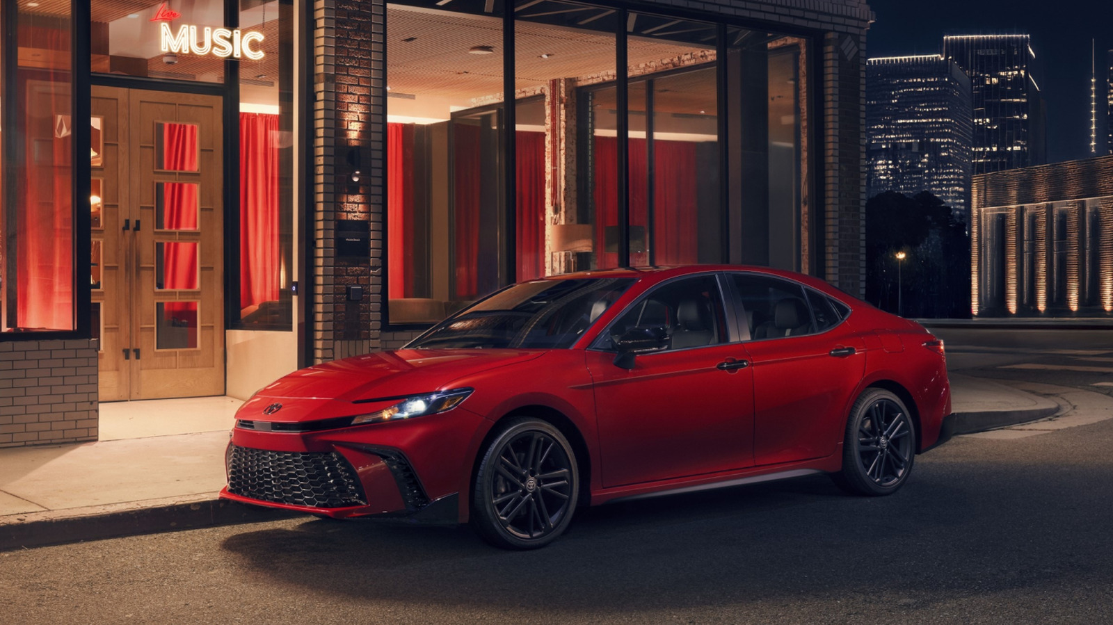 Toyota Camry Hybrid Terbukti Bukan Sekadar Mobil Dinas, Ini Kata Para Pembencinya