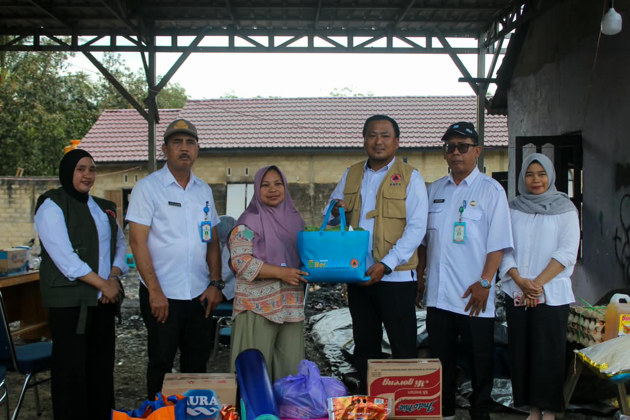 Bupati Tanah Bumbu Salurkan Bantuan ke Korban Kebakaran di Selaselilau, Kerugian Capai Rp 1,5 Miliar