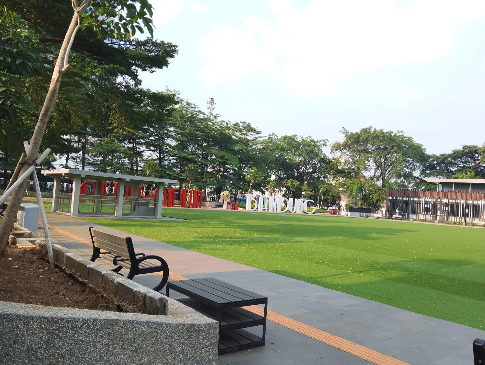 Alun-Alun Bandung Dibuka Kembali untuk Umum, Pengunjung Keluhkan Tempat Duduk dan Panel Surya Mati