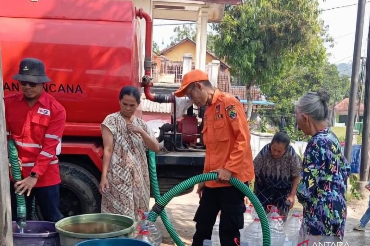 PMI Sumedang Distribusikan 9 Tangki Air Bersih ke 9 Titik Kekeringan, 4.403 Jiwa Terbantu