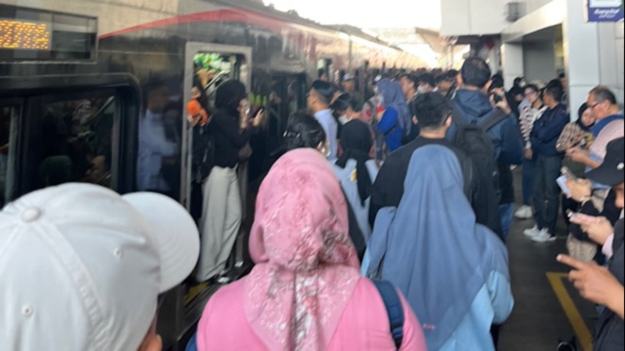 KRL Bogor-Jakarta Kota Kembali Normal: Evakuasi KA 1183 Selesai, Dua Jalur Sudah Bisa Dilalui
