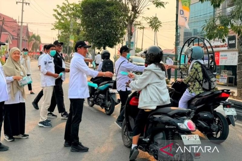 Dinkes Barito Utara Bagikan 1.000 Masker ke Pengguna Jalan, Warga Diminta Waspada Kabut Asap Saat Musim Kemarau
