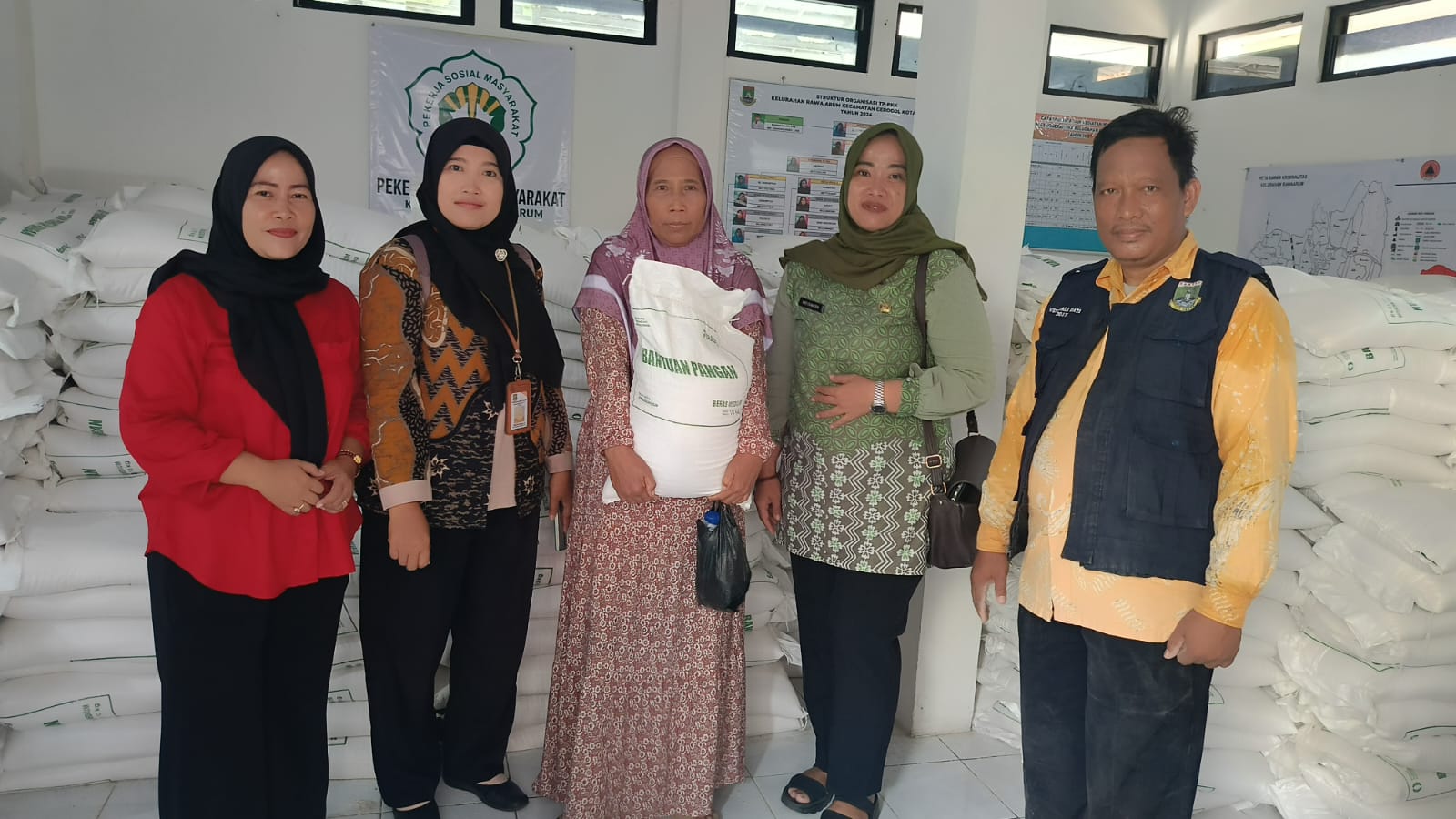 924 KPM di Rawa Arum Cilegon Terima Bantuan Beras 30 Kg untuk Periode Juli-September