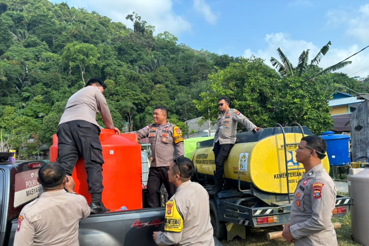 Polres Kepulauan Anambas Salurkan 4 Ton Air Bersih untuk 200 Warga Terdampak Kekeringan di Siantan