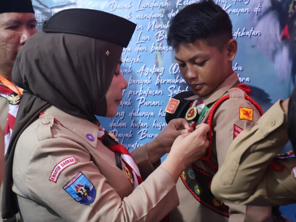 Ketua Kwarda Kaltara Rahmawati Sematkan Tiska ke Kontingen Pramuka di Penutupan Jamnas XII Cibubur