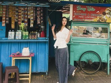 Raline Shah Ngopi di Warung Kaki Lima, Momen Santai Aktris 5cm yang Curi Perhatian