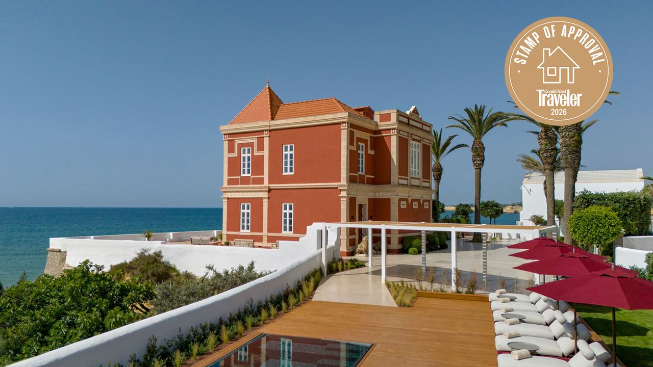 Red Chalet di Algarve: Vila Keluarga Gaya Belle Époque dengan Akses Pribadi ke Pantai