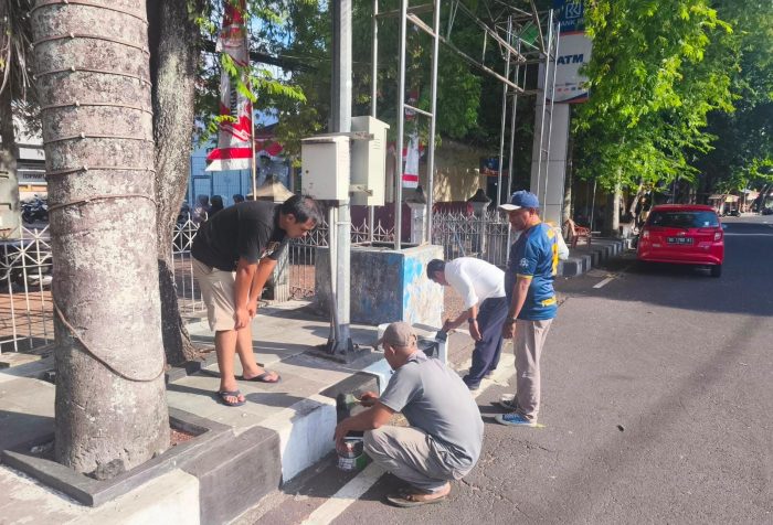 DPMPTSP Kota Ternate Cat Pembatas Jalan dan Kerja Bakti Jelang Rakernas JKPI 2026, Plt Kadis Hartati Terjun Langsung